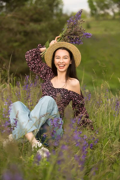 Happy Smiling Girl Straw Boater Hat Sits Bouquet Flowers Wildflowers — Stock Photo, Image