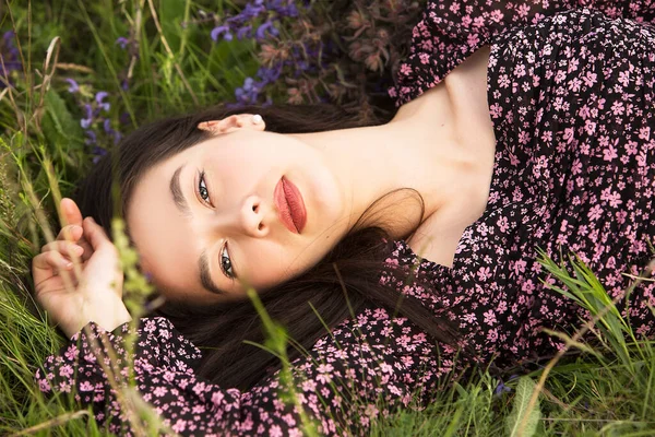 초원의 사이에 아름다운 소녀의 — 스톡 사진