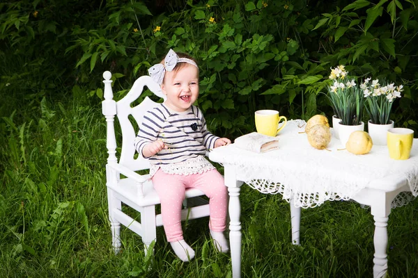 Felice Bambina Sorridente Seduta Con Una Tazza Tavola Giardino Pere — Foto Stock