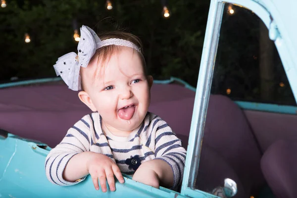 Divertente Sorridente Bambina Mostrando Lingua Seduta Macchina — Foto Stock