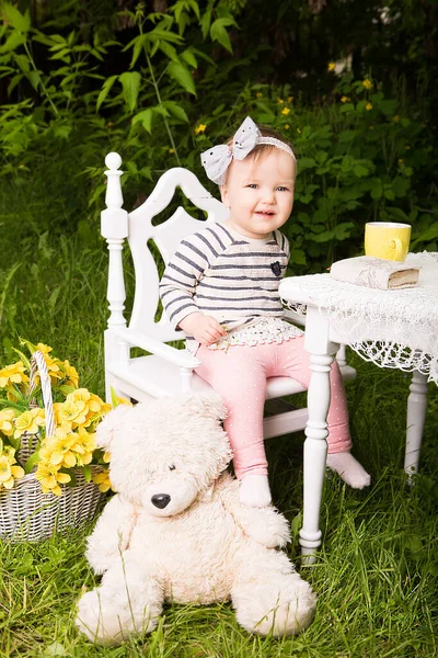 Felice Sorridente Bambina Seduta Tavola Con Orsacchiotto Giardino Colazione Bere — Foto Stock