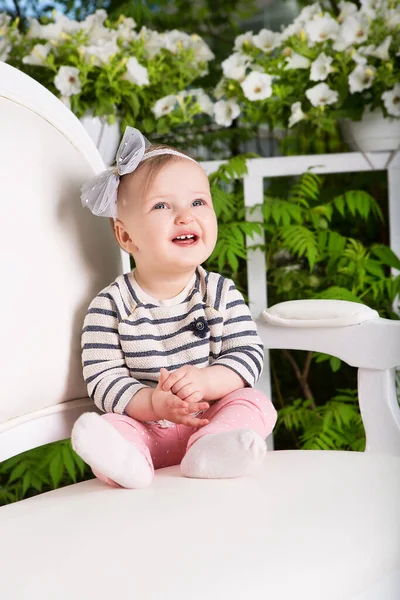 Felice Sorridente Bambina Siede Una Bella Panchina Giardino Con Fiori — Foto Stock