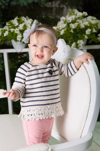 Felice Sorridente Bambina Erge Una Bella Panchina Giardino Con Fiori — Foto Stock