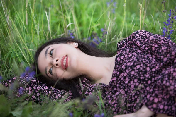 Joven Chica Relajada Disfruta Del Descanso Acostado Entre Flores Silvestres — Foto de Stock