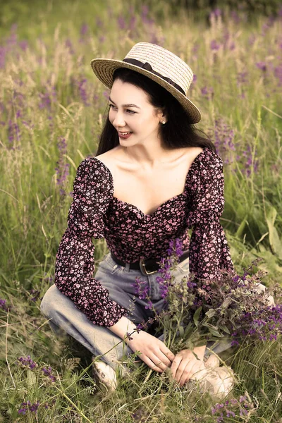모자를 낭만적 소녀가 여름날 사이에 꽃다발 — 스톡 사진