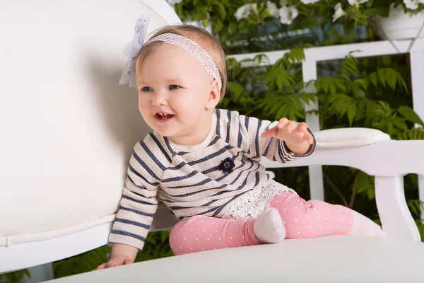 Felice Sorridente Bambina Striscia Una Bella Panchina Giardino Con Fiori — Foto Stock