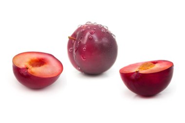 Olgun taze organik erikler. Beyaz arka planda izole edilmiş su damlaları..