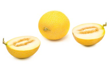 Olgun taze organik kavun ve iki yarısı beyaz arka planda izole..