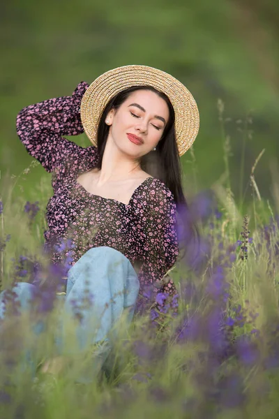 Relaks Romantyczna Dziewczyna Słomkowym Kapeluszu Siedzi Łące Kwiatów Cieszy Słoneczny — Zdjęcie stockowe