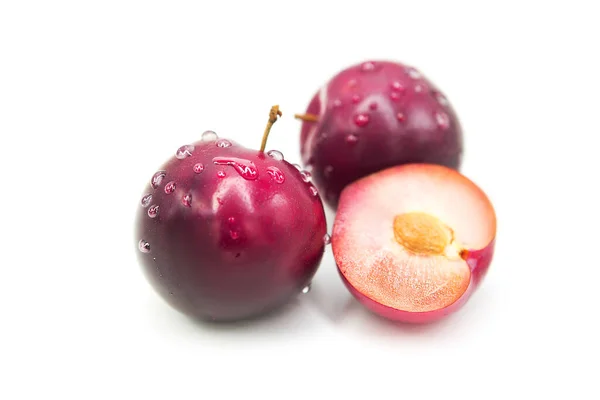 Ciruelas Orgánicas Maduras Enteras Medias Gotas Agua Aisladas Sobre Fondo —  Fotos de Stock