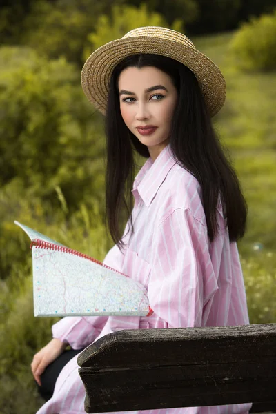 Młoda Piękna Dziewczyna Czyta Książkę Siedząc Drewnianej Ławce Parku — Zdjęcie stockowe