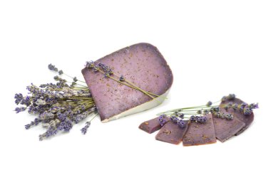 Lavanta çiçekli taze organik peynir. Beyaz arka planda tek parça ve dilimlenmiş..