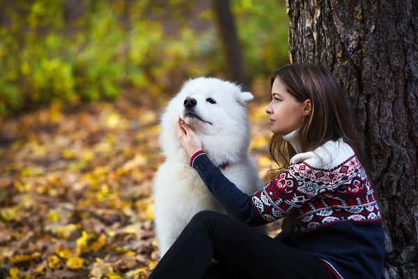 Hermosa Joven Mujer Abraza Perro Para Dar Paseo Parque Otoño — Foto de Stock