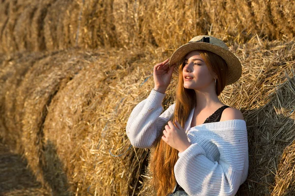 Schöne Mädchen Mit Hut Auf Einem Hintergrund Aus Heu Bei — Stockfoto