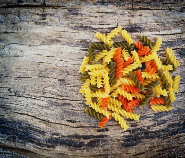 Ahşap zemin üzerinde makarna