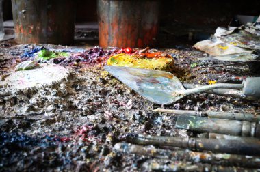 yağlı boya ve boya fırçalar paleti üzerinde