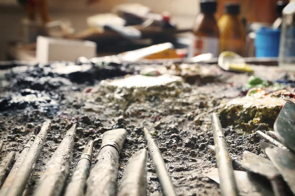 yağlı boya ve boya fırçalar paleti üzerinde