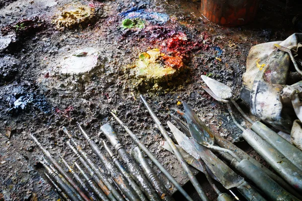 yağlı boya ve boya fırçalar paleti üzerinde