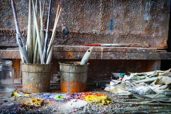 Ölfarben und Pinsel auf einer Palette — Stockfoto