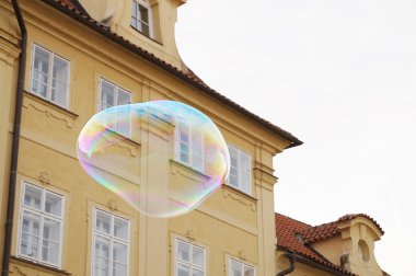 Kabarcıklar balonu üfleyici üzerinden