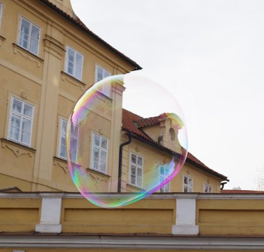 Kabarcıklar balonu üfleyici üzerinden