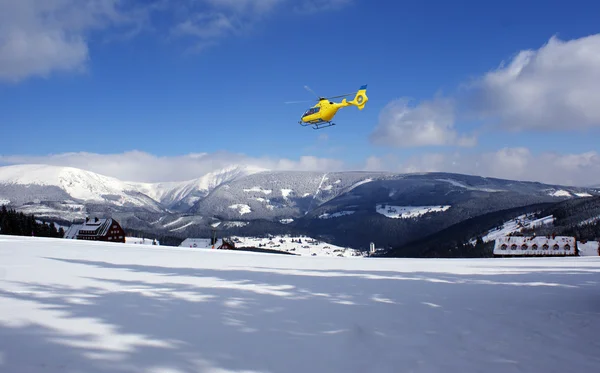 Záchranný vrtulník v horách — Stock fotografie