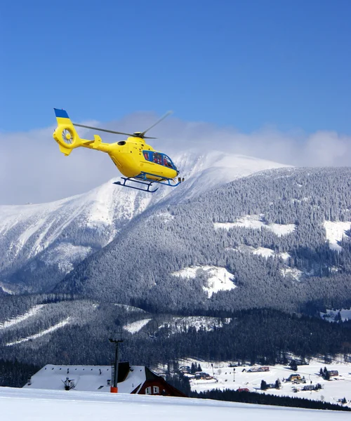 Спасательный вертолет в горах — стоковое фото