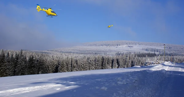 Спасательный вертолет в горах — стоковое фото