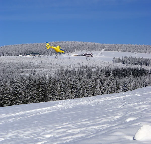 Mentőhelikopter a hegyekben — Stock Fotó