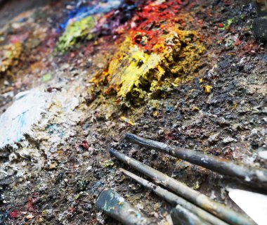 boyalar bir şövale üzerinde