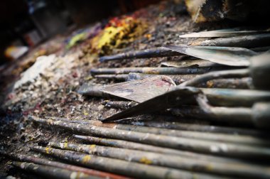 boyalar bir şövale üzerinde