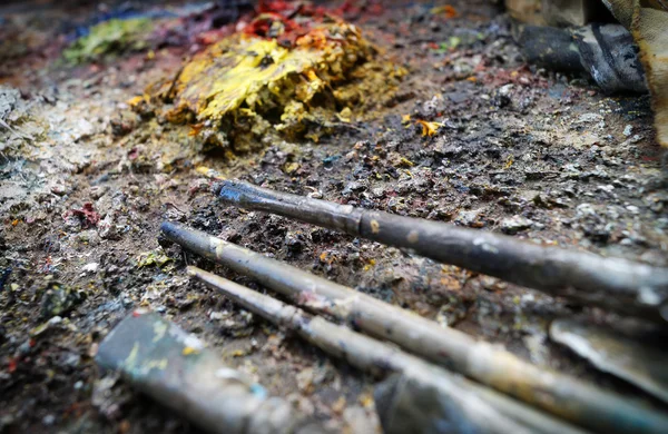 Farben auf einer Staffelei — Stockfoto