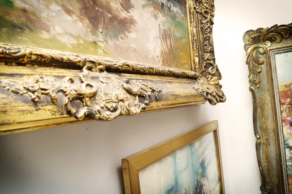 boyalar bir şövale üzerinde