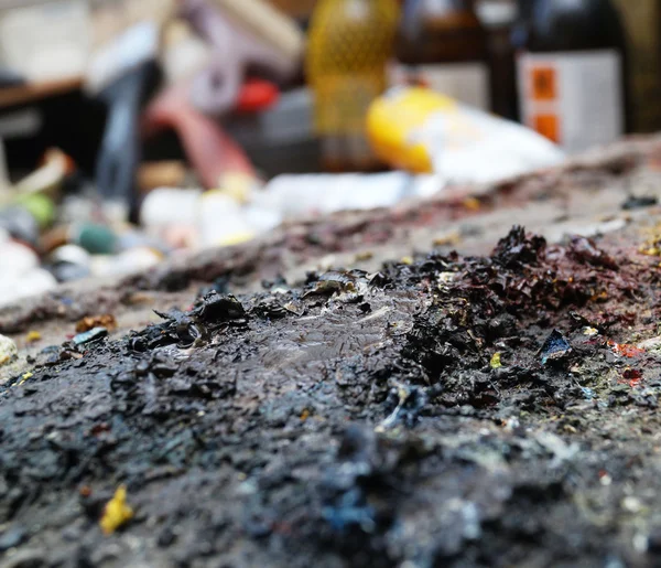 boyalar bir şövale üzerinde