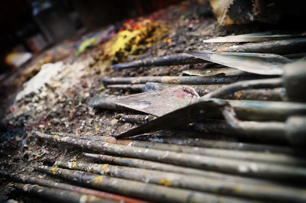 boyalar bir şövale üzerinde