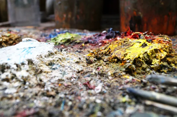 boyalar bir şövale üzerinde