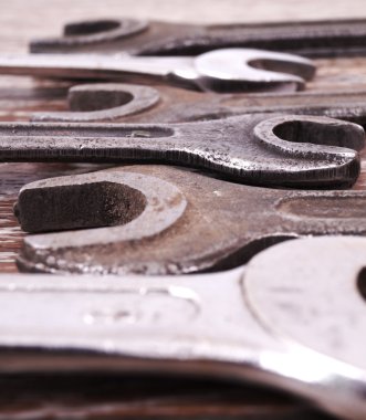 Bir ahşap tahta üzerinde çalışma araçları