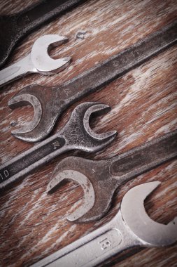 Bir ahşap tahta üzerinde çalışma araçları