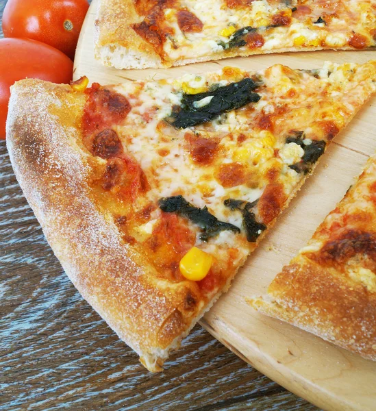 Pizza i ugnen — Stockfoto