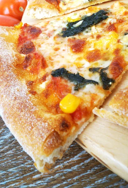 Pizza a sütőben — Stock Fotó