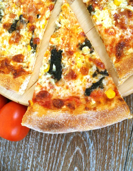 Пицца в духовке — стоковое фото