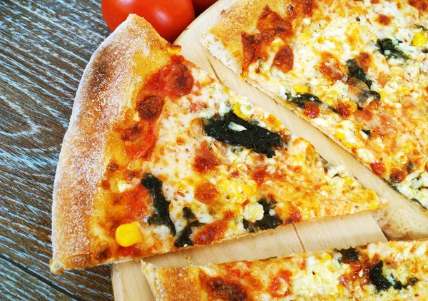 Pizza i ugnen — Stockfoto