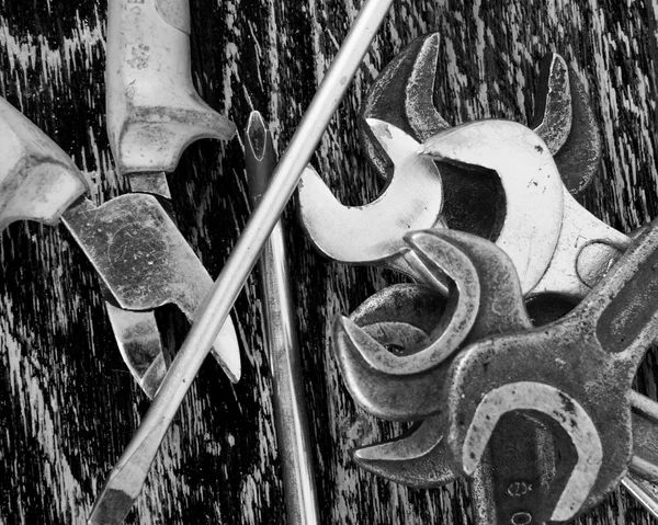 Bir ahşap tahta üzerinde çalışma araçları