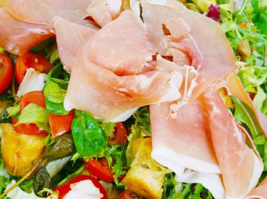 Prosciutto ile taze sebze salatası