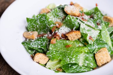 Peynirli Sezar Salatası ve kızarmış ekmek.