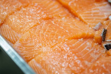 Pişirmek için tuzlu taze çiğ somon