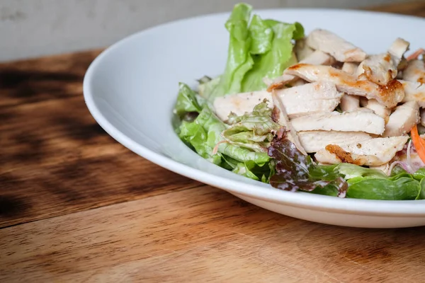 Salata rosto tavuk fileto ve soslu sebze.