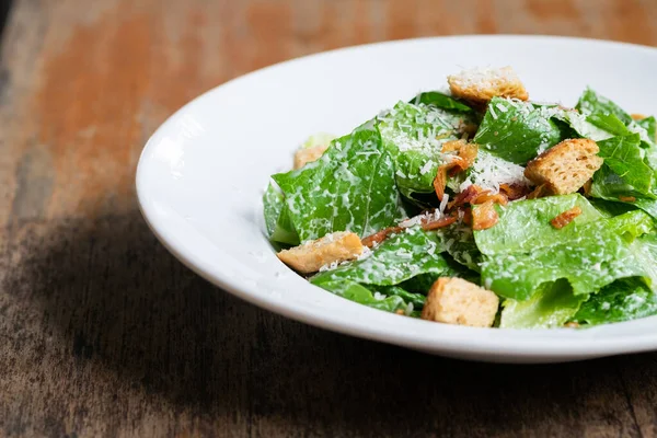 Caesar Salat Mit Käse Und Croutons Speck — Stockfoto