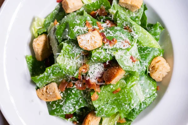 Peynirli Sezar Salatası ve kızarmış ekmek.