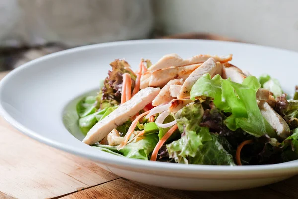 Salat Brathähnchenfilet Und Gemüse Mit Dressing — Stockfoto